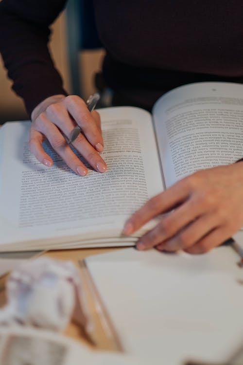 Fotos de stock gratuitas de adentro, escribiendo, escribiendo a mano