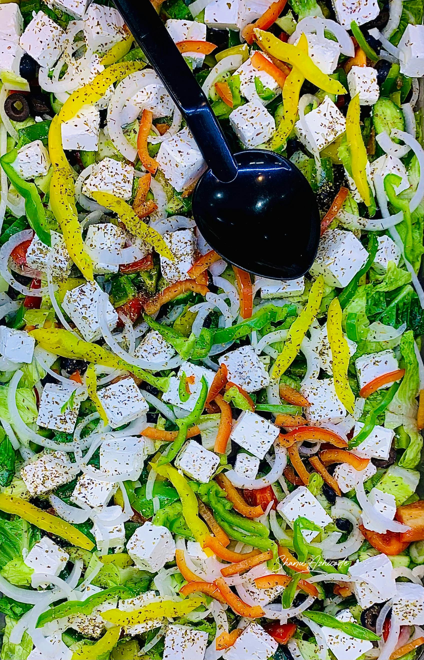 Zwei Personen fahren Buggy Fahren Dubai durch rote Dünen bei Sonnenuntergang, ein unvergessliches Abenteuer.