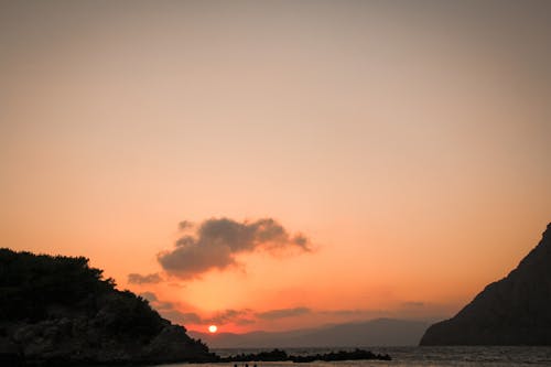 Бесплатное стоковое фото с багровое небо, вечер, вода