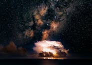 令人惊叹的夜空，海洋上空有雷暴，拍摄于巴西托雷斯