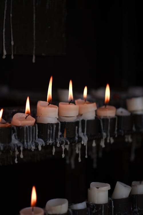 Бесплатное стоковое фото с вертикальный выстрел, воск, зажженные свечи