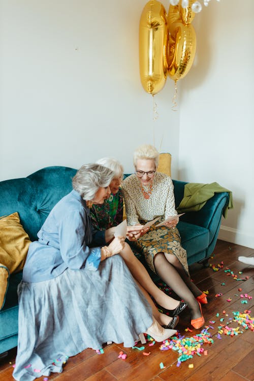 インドア, おばあちゃん, お祝いの無料の写真素材