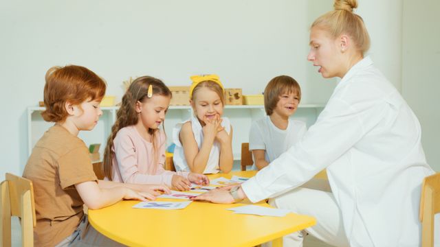 Professor com segunda licenciatura, feliz, dando aula para a turma na nova habilitação