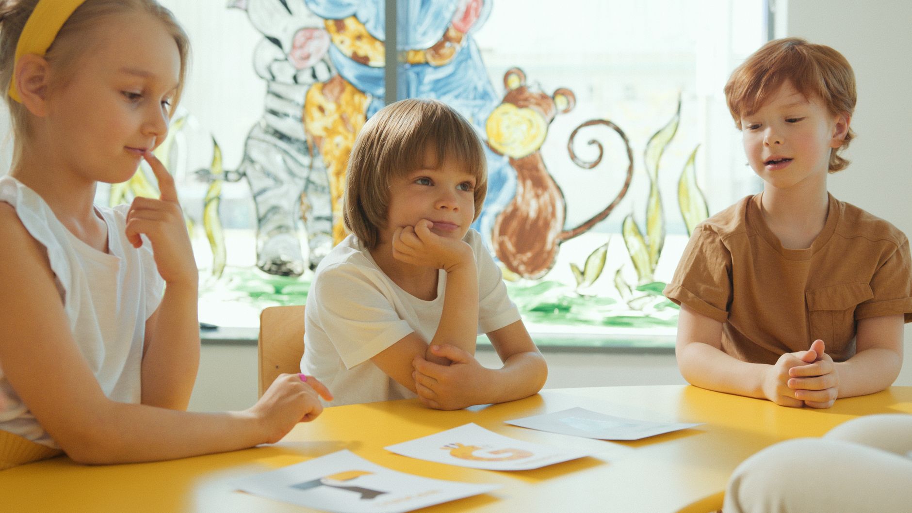 Niños aprendiendo en ambiente pedagógico