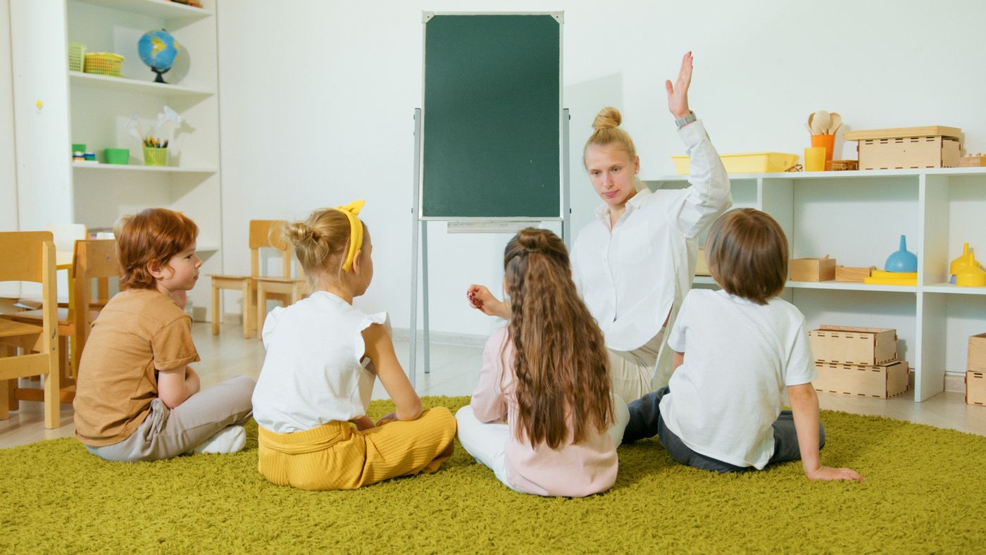 Giáo viên tương tác cùng các bé trong lớp mầm non