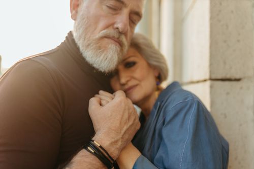 Free Tender portrait of an elderly couple embracing, showcasing love and affection. Stock Photo