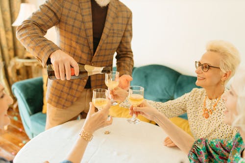 Gratis lagerfoto af ældre kvinder, alkoholholdige drikkevarer, champagne