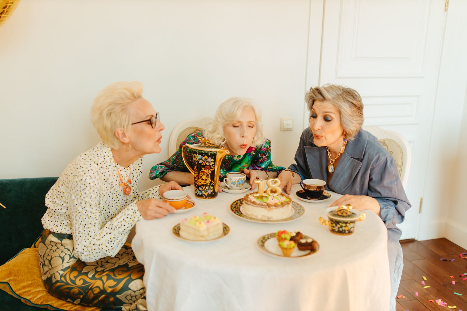 WOMEN ONLINE AGED 18 visual data 4