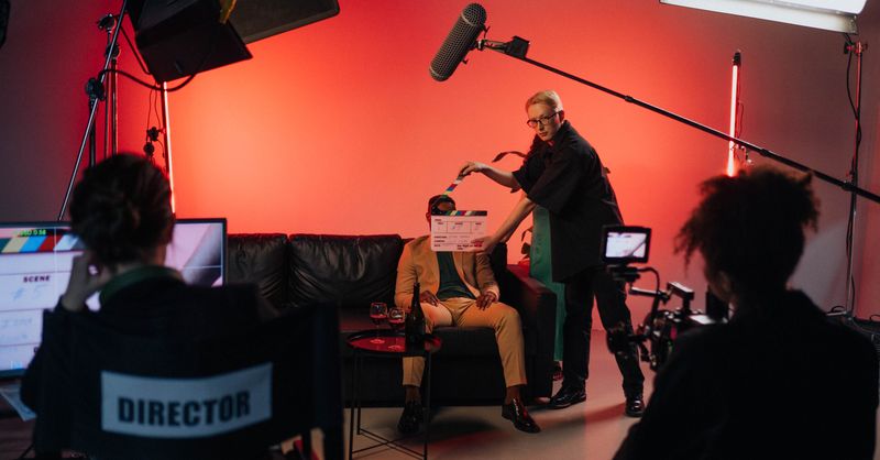 Le showbiz côté coulisses : 12 questions qu’on se pose devant la télé