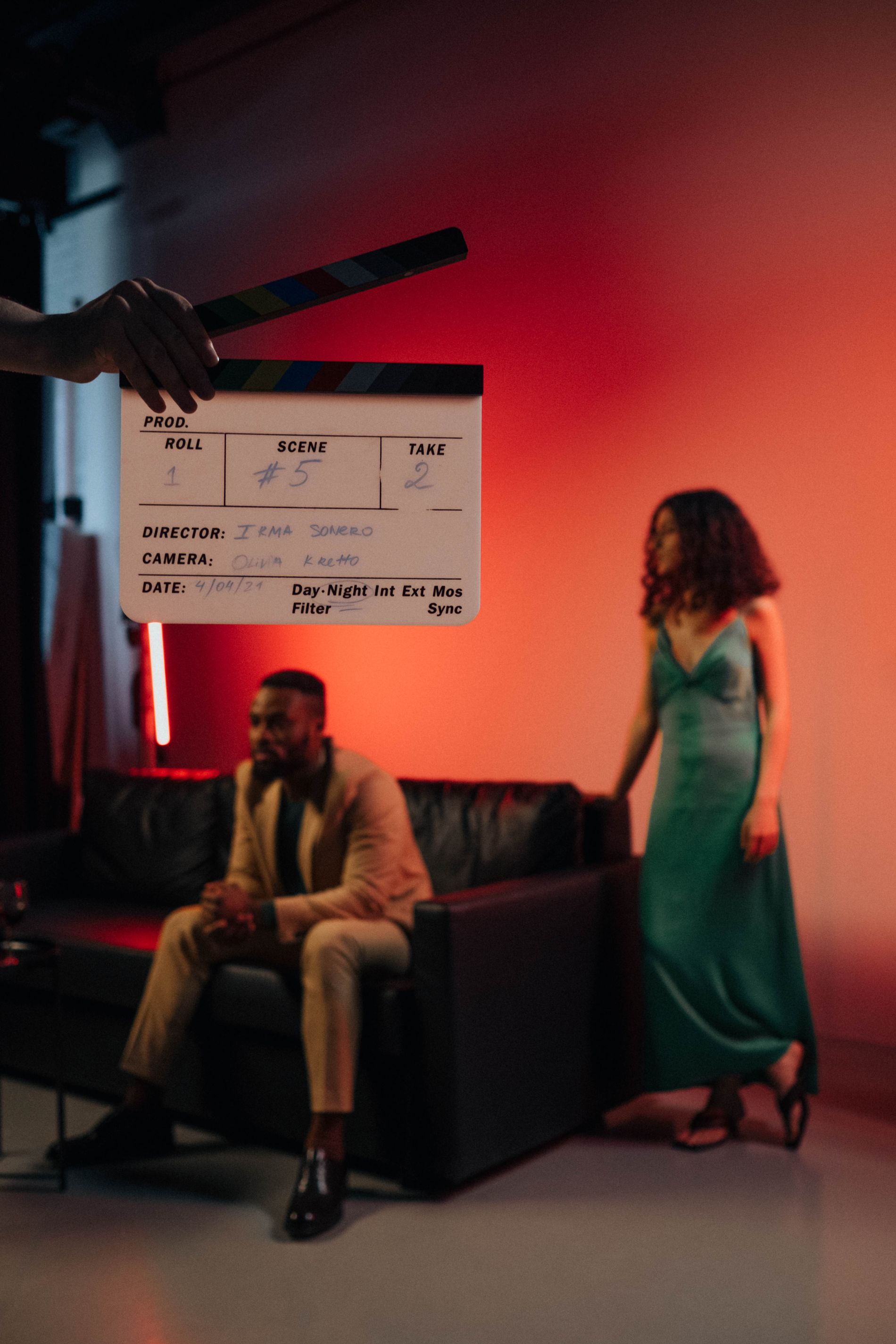 D&eacute;cor de tournage avec com&eacute;diens, mobilier et &eacute;quipe cin&eacute;ma