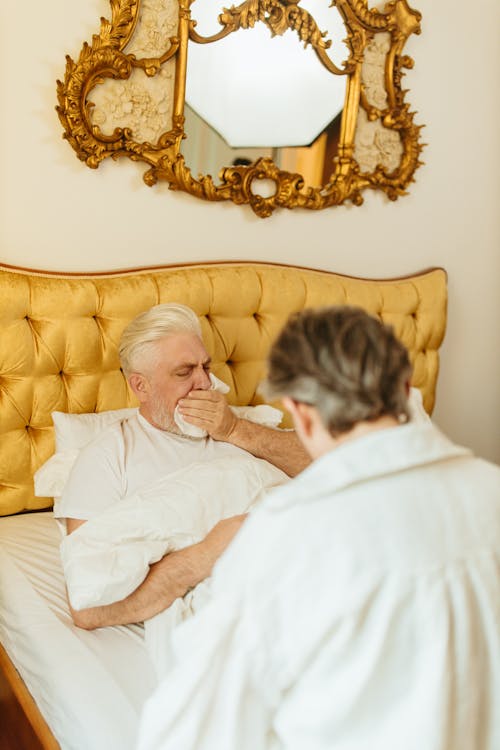 Gratis stockfoto met bed, grijze haren, hoesten