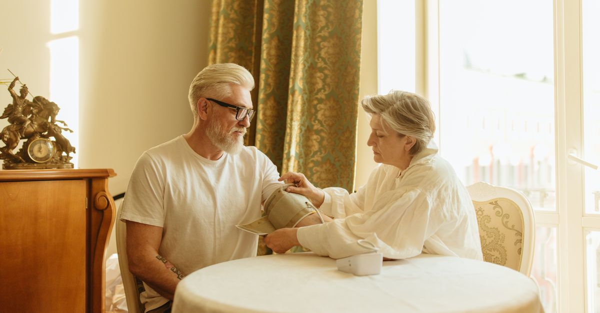 Guide pratique pour accompagner un senior dans le soin de son animal
