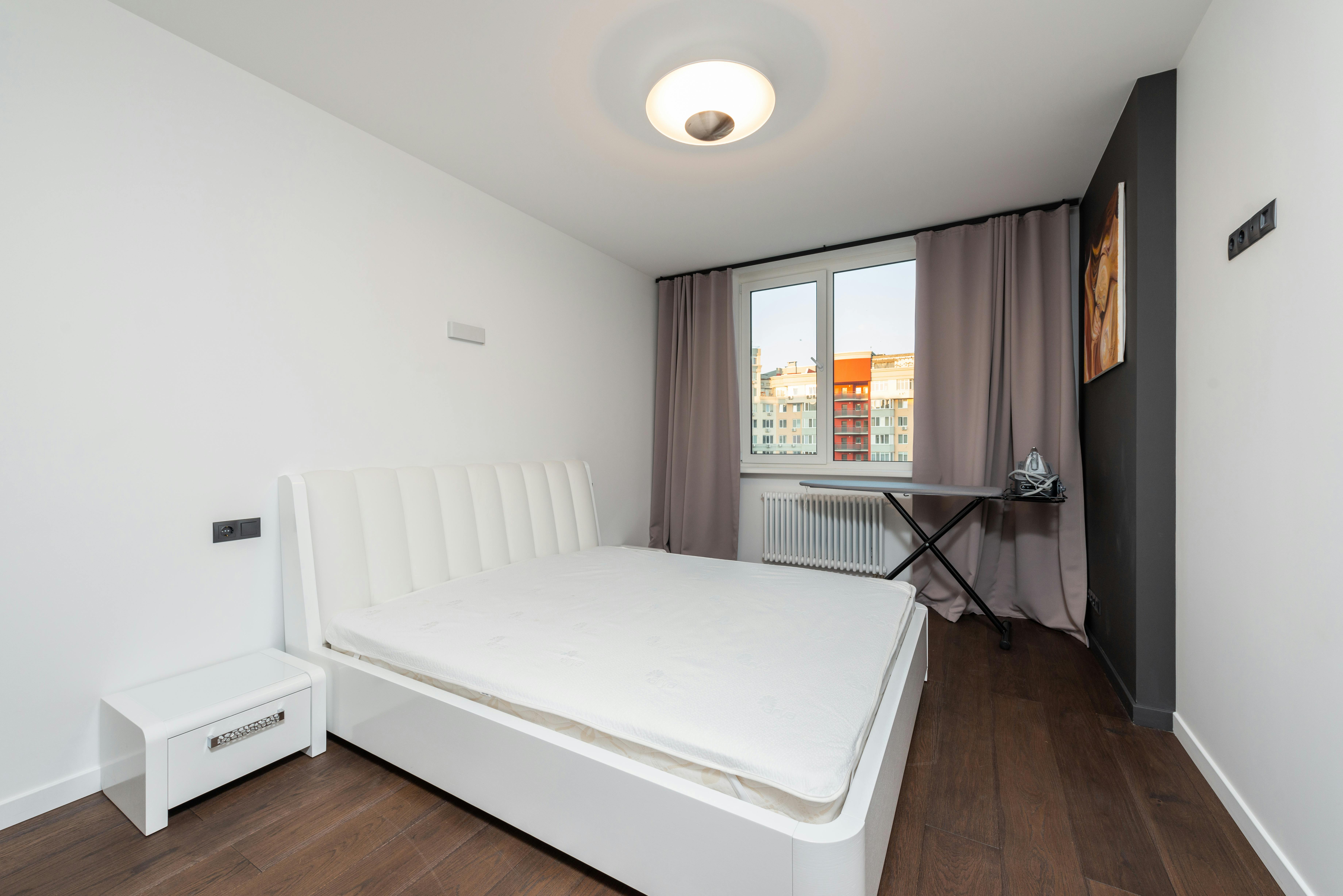 Ażurowa osłona grzejnika z półką w nowoczesnym wnętrzu