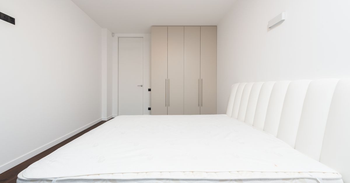 Persoon die een urinevlek op een matras voorzichtig dept met een schone handdoek