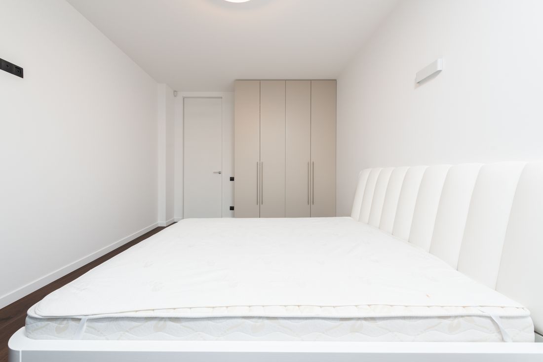 Colchón limpio y fresco en un dormitorio luminoso
