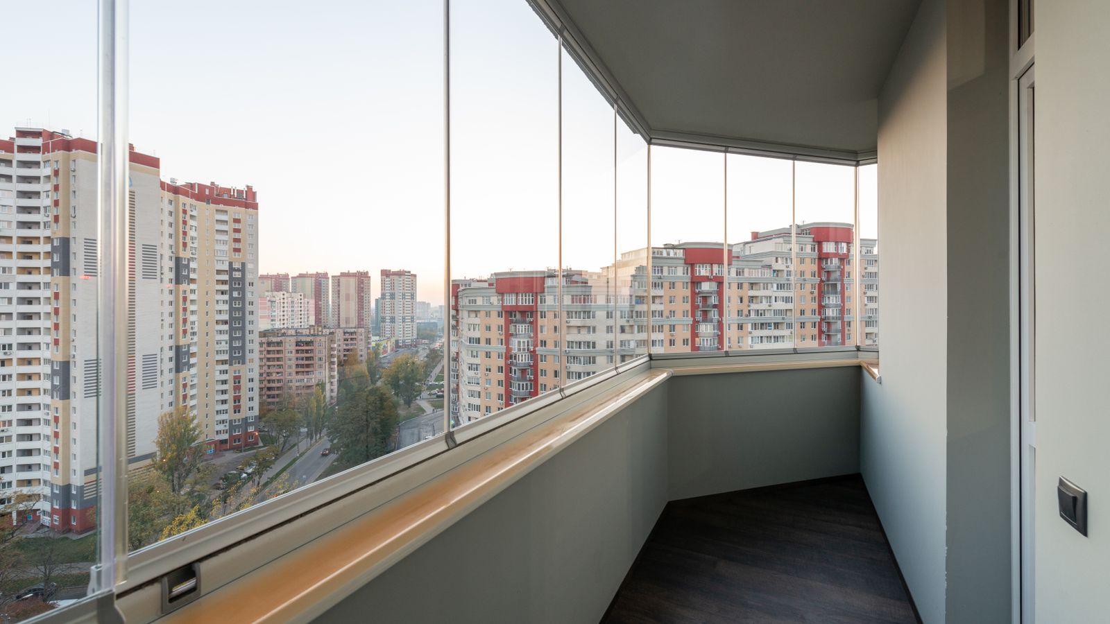 Cortina de vidro em sacada moderna