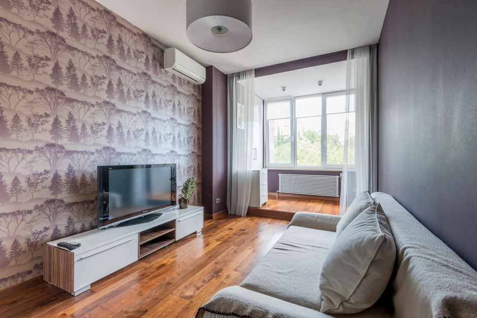 Woonkamer met muren in transcendent purple. Woonkamer met muren in transcendent purple.