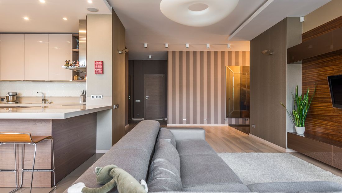 Salon lumineux et moderne d’une habitation