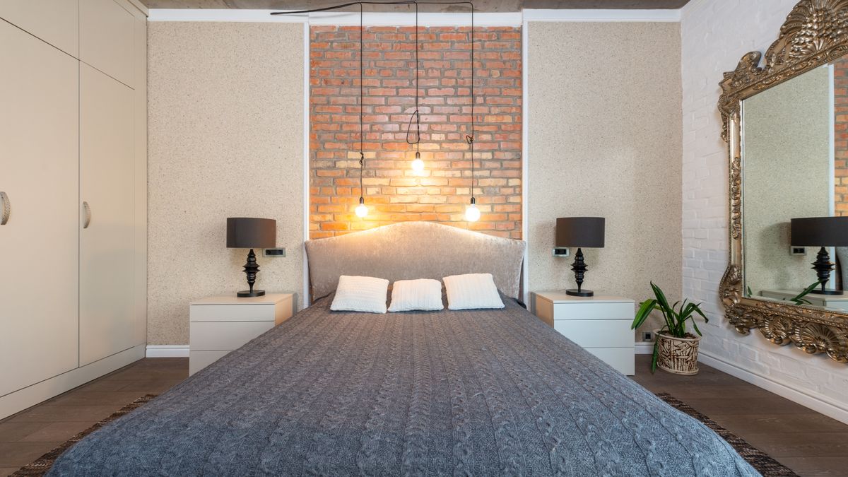 Chambre d'hotel moderne et lumineuse, lit fait et decoration sobre