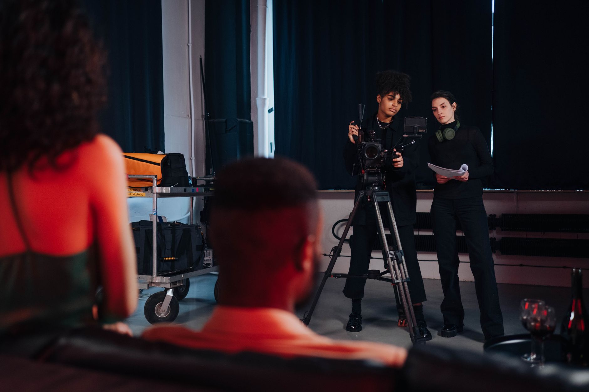 影像敘事節奏:三段式拍法與B-roll清單實用指南 Behind-the-scenes look at a film crew working on set with professional equipment.