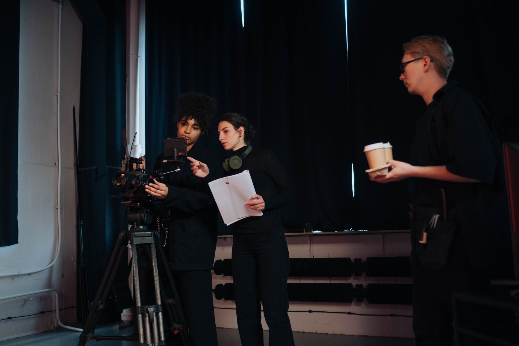 Équipe de production cinéma préparant un tournage