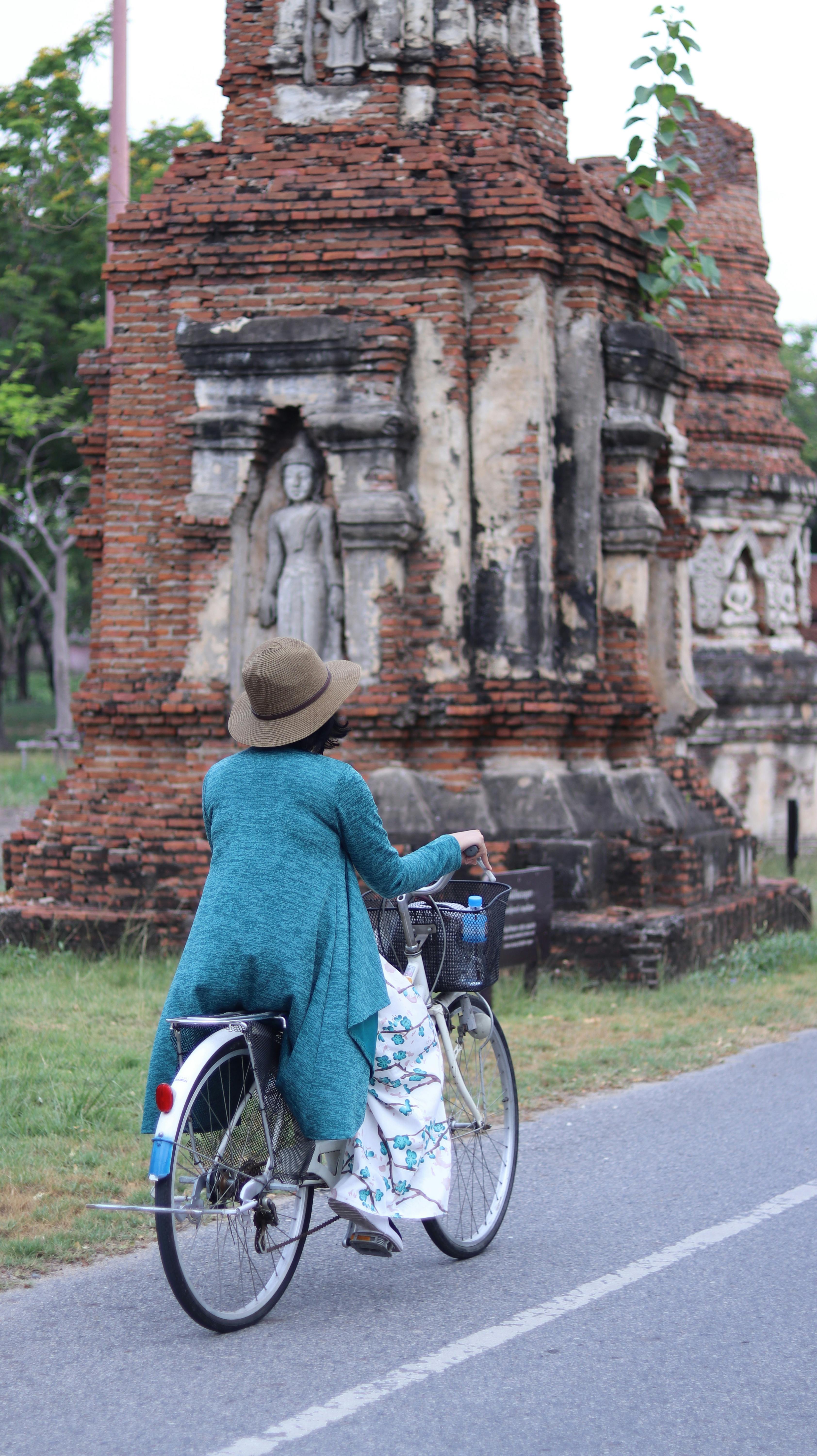 Menjelajahi Reruntuhan: Nisan Kuno dan Patung St. Francis Xavier