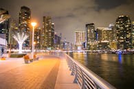 迪拜码头的夜色美丽，灯光天际线和海滨长廊令人惊叹