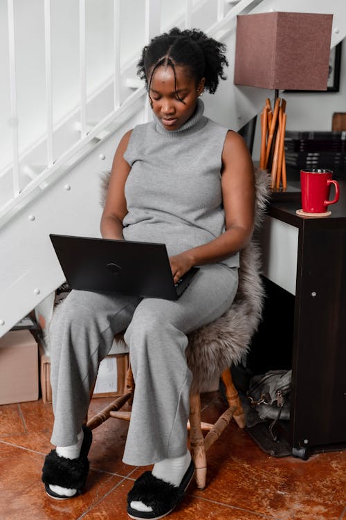 Kostnadsfria Kostnadsfri bild av afrikansk amerikan kvinna, arbeta hemifrån, arbetssätt Stock foto