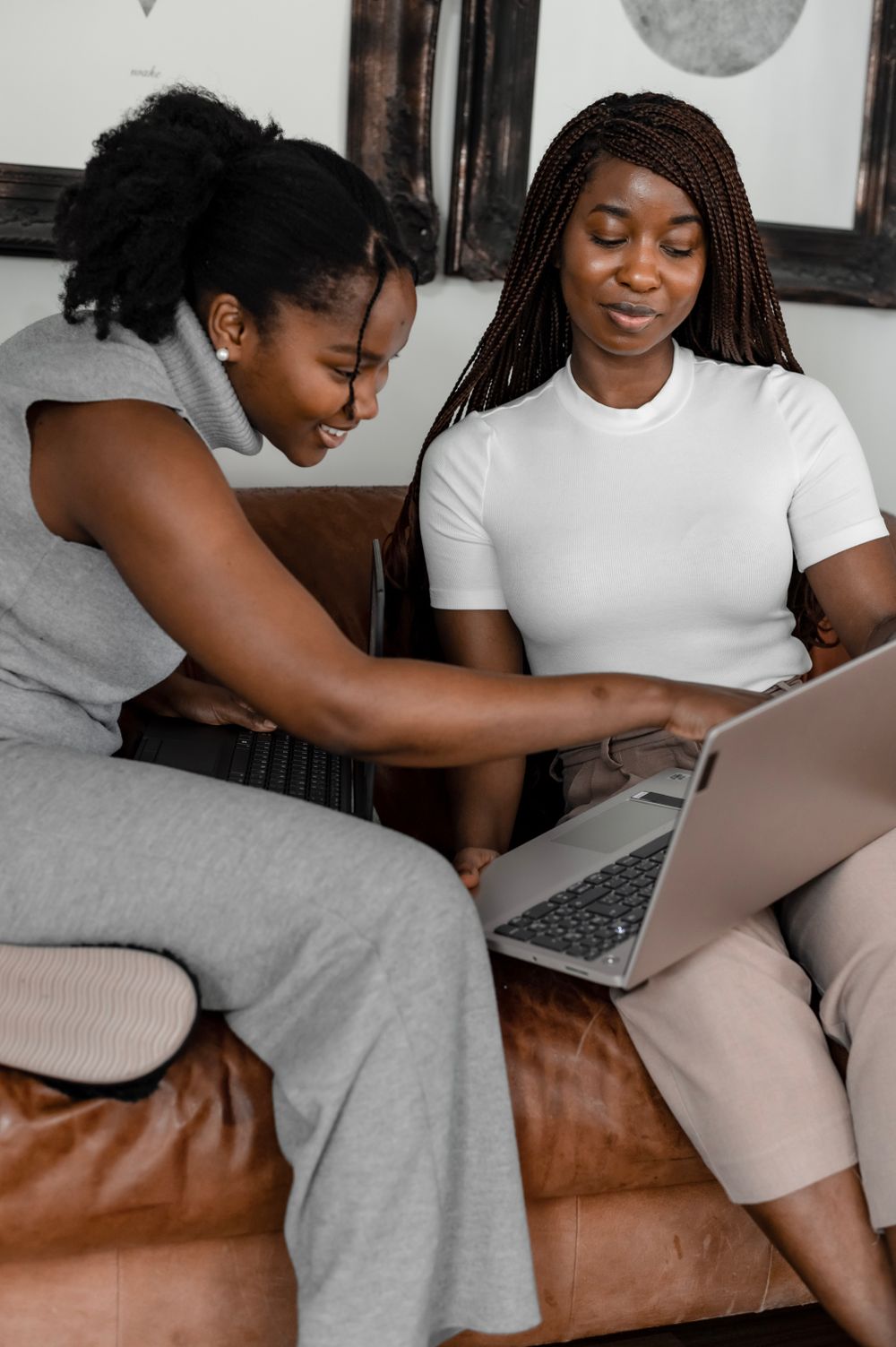 Deux professionnelles africaines collaborant sur leurs ordinateurs portables