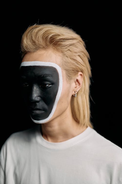 Darmowe zdjęcie z galerii z blond, gładkie czarne tło, konceptualny