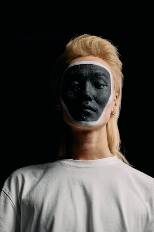 Gratis lagerfoto af almindelig sort baggrund, ansigt forklædning, ansigtsmaling