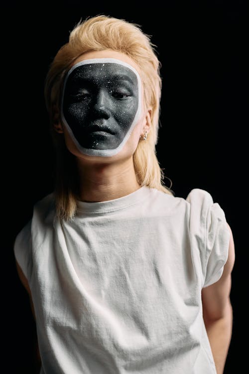 Gratis lagerfoto af almindelig sort baggrund, ansigt forklædning, ansigtsudtryk Lagerfoto