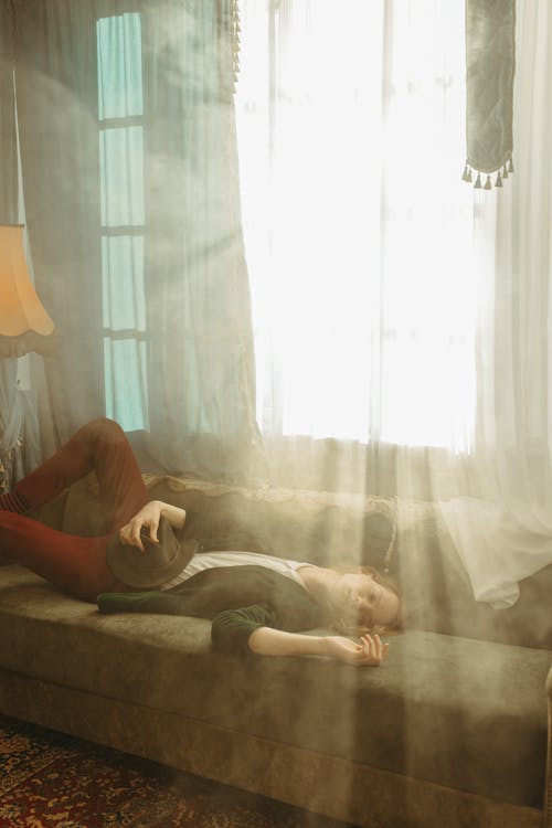 Foto profissional grátis de clássico, cortina, deitando-se