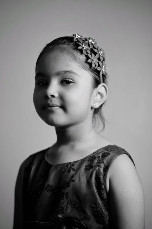 Free Monochrome Portrait of a Girl Wearing a Floral Hairband Stock Photo