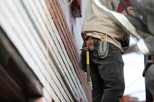 Homem Vestindo Calça Jeans Preta Com Um Martelo No Coldre