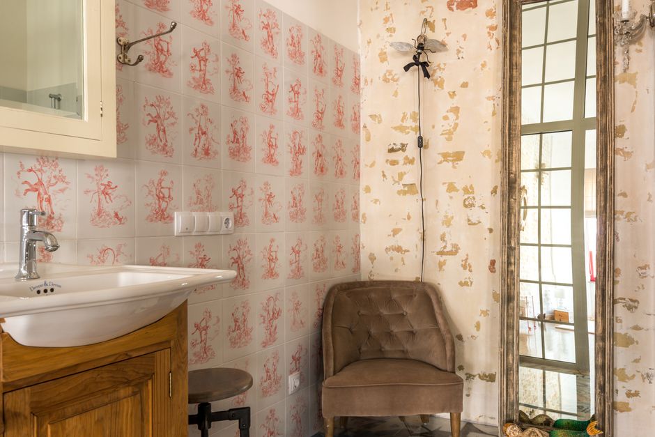 retro-styled plumbing company homepage - plumbing websites