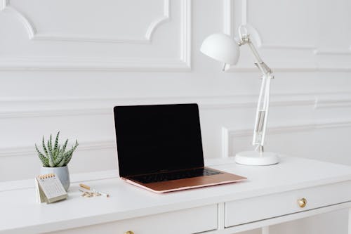 Gratis stockfoto met apple laptop, bureau, bureaulamp