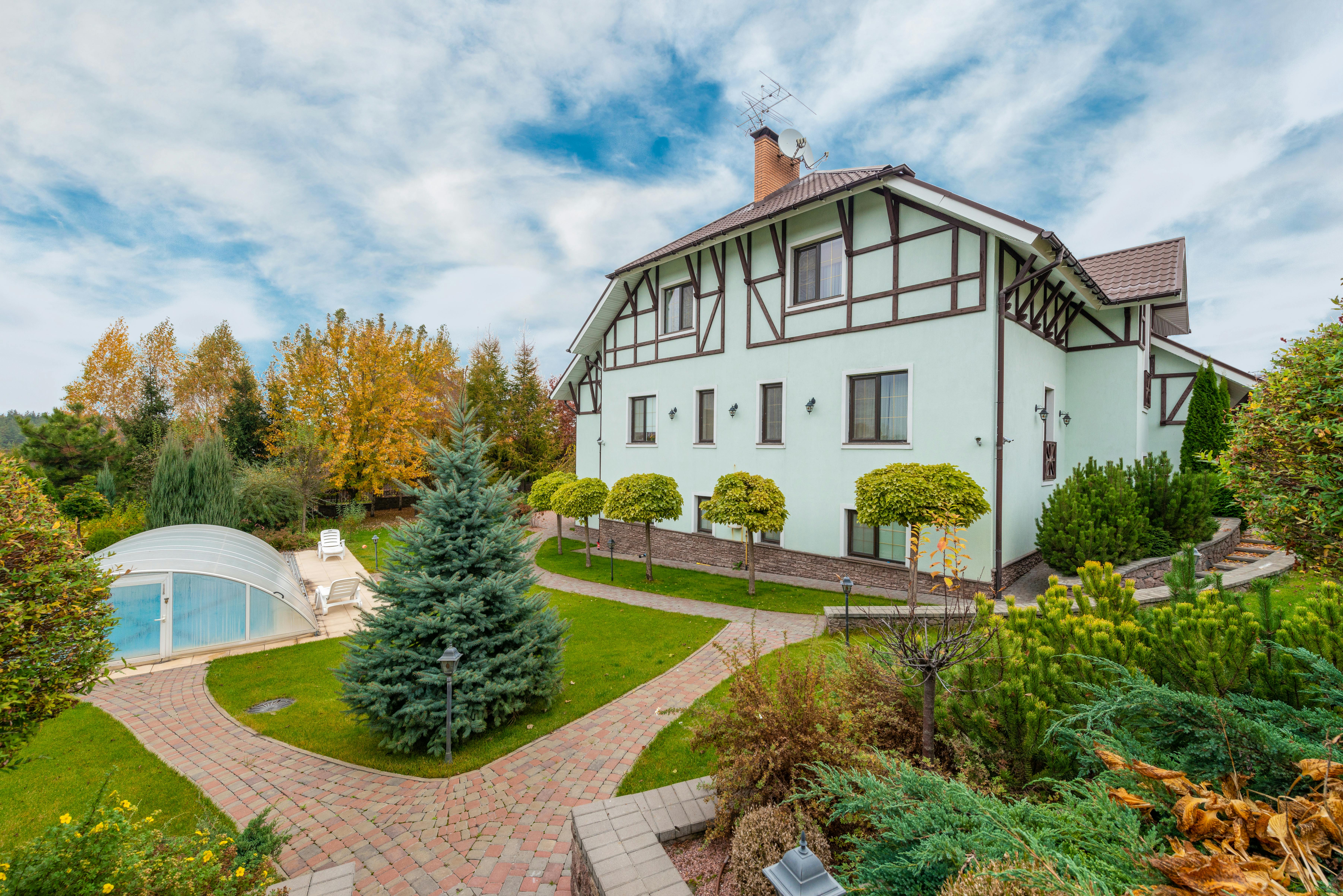 Free Clouds over House with Garden Stock Photo