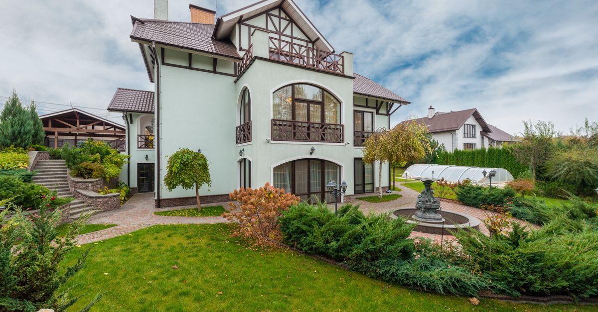 Detached two-story house in Toronto representing the detached benchmark price