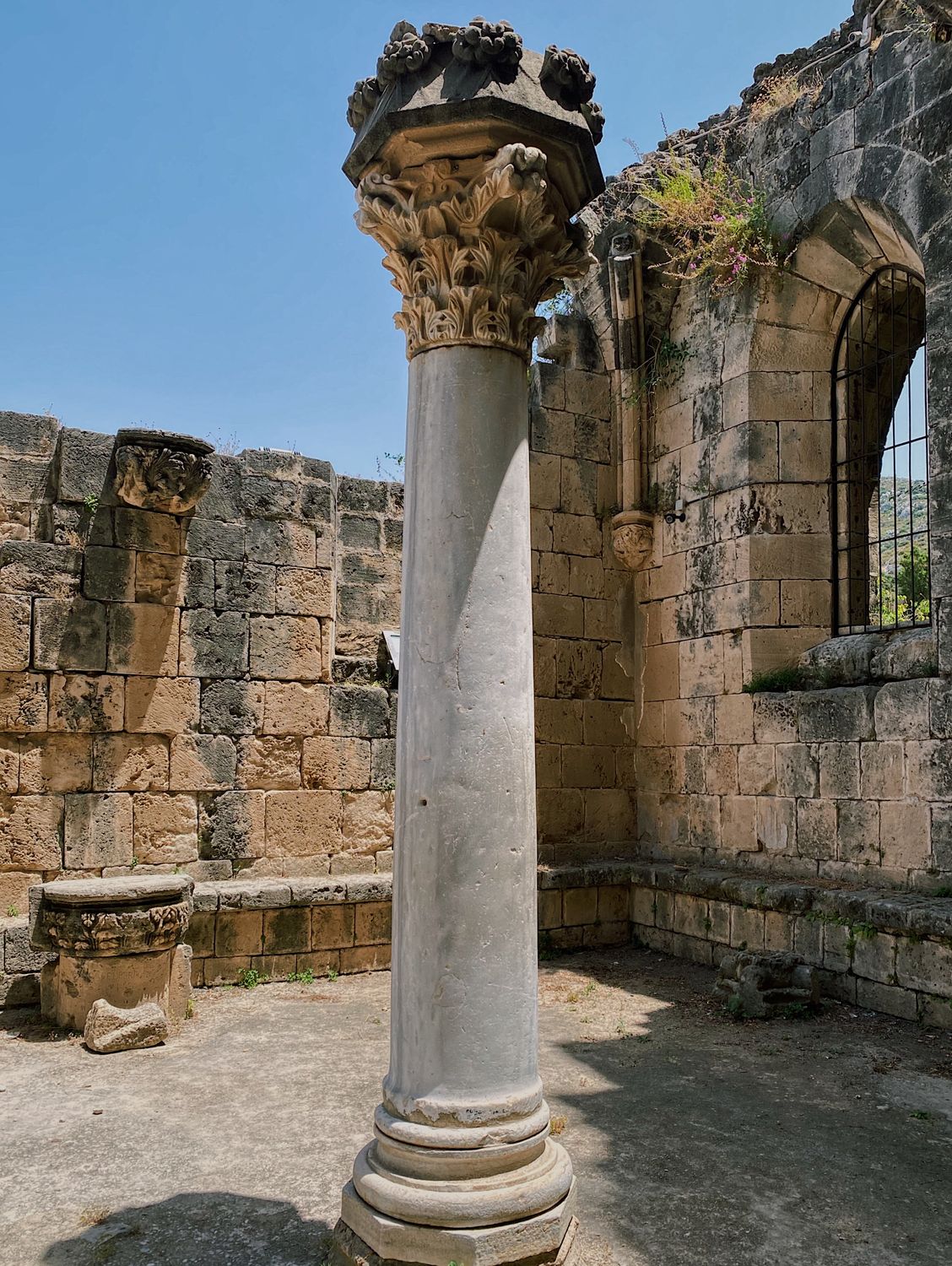 Column in Ruins of Ancient Stone Building · Free Stock Photo
