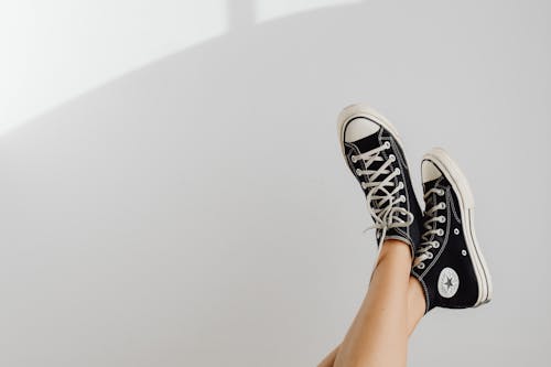 Darmowe zdjęcie z galerii z białe tło, buty, converse all star