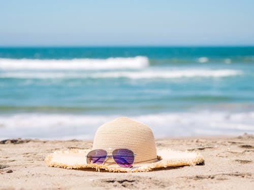 Free Brown Sun Hat on Beach Stock Photo