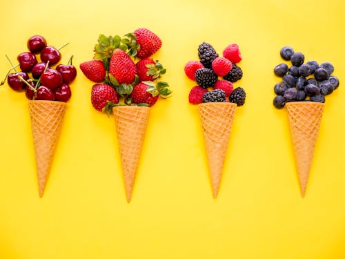 무료 과일, 노란 표면, 딸기의 무료 스톡 사진