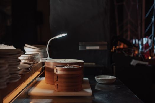 Meja kerja stainless steel di dapur komersial