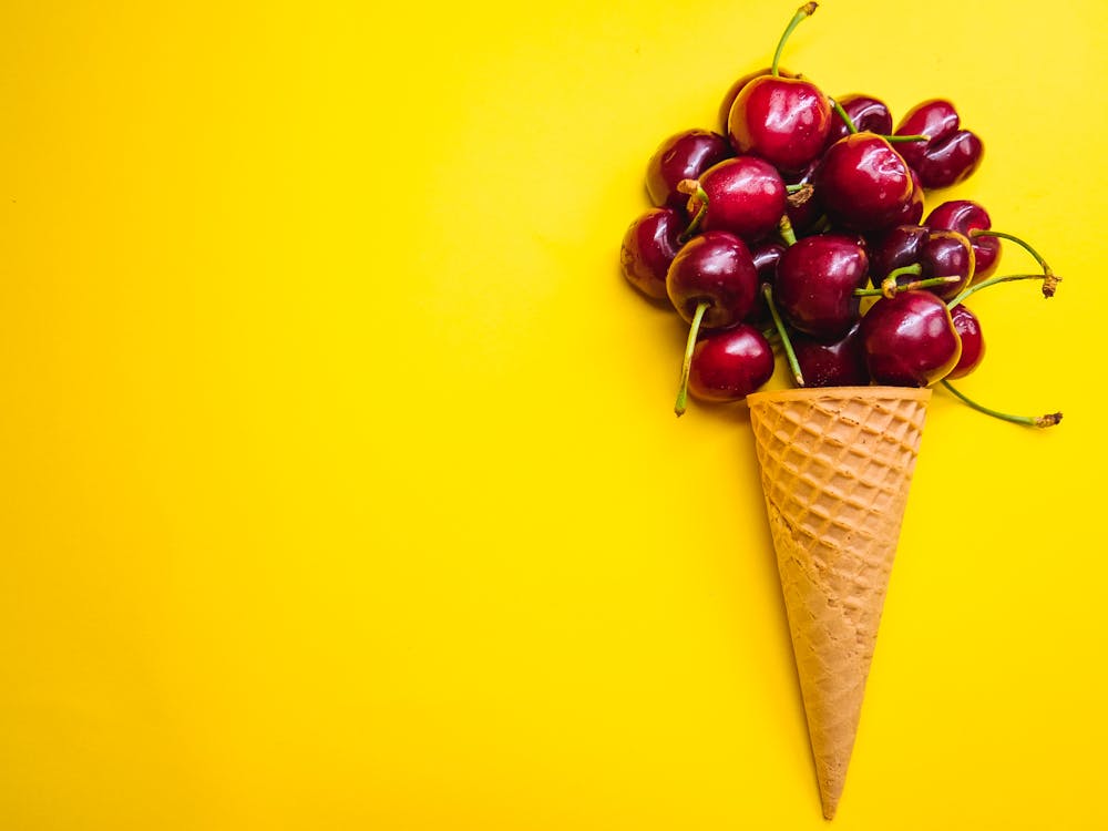 Foto profissional grátis de alimento, brincar, cerejas