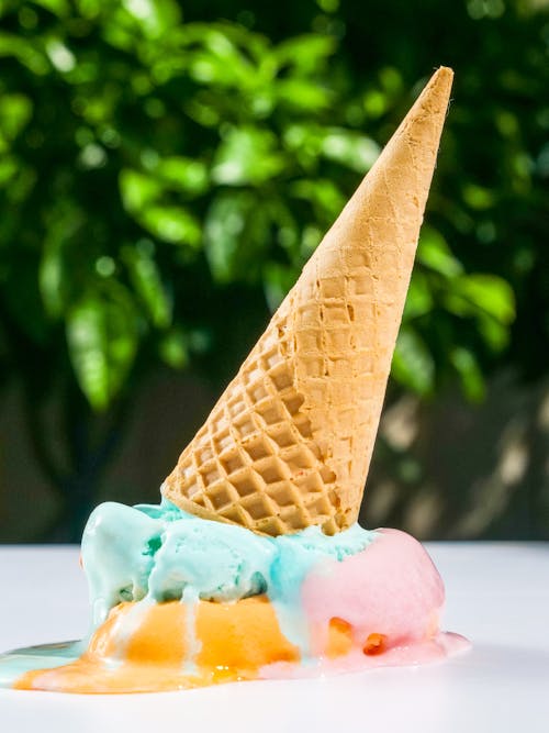 溶けたアイスクリームスクープのアイスクリームコーン