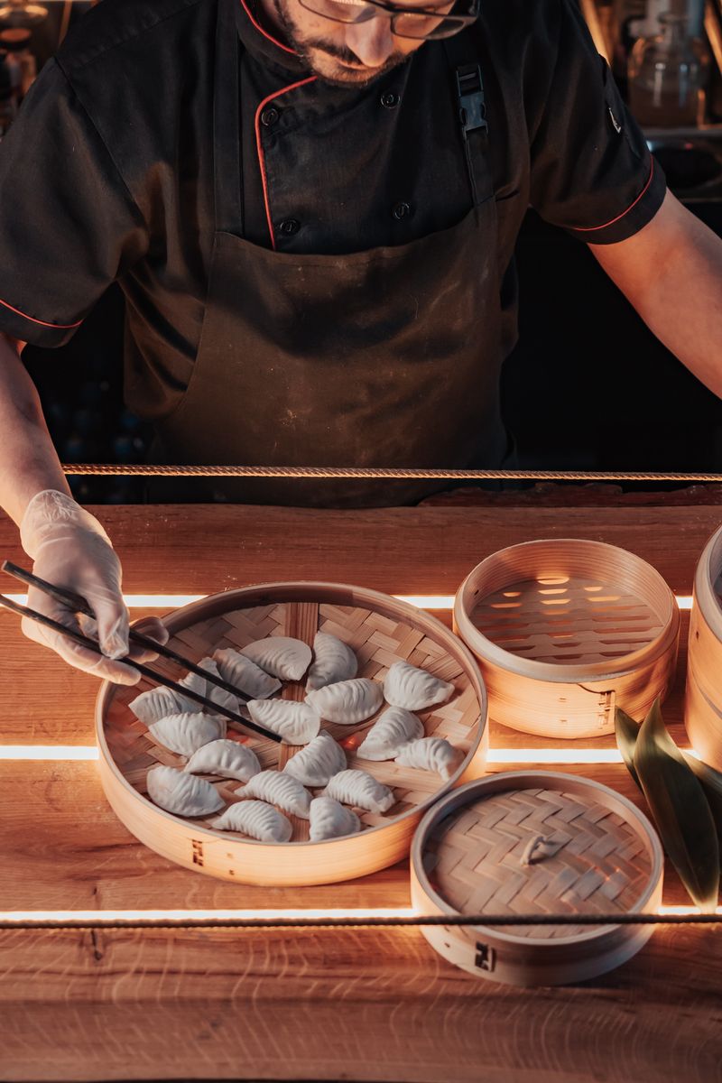 Chef mengukus dimsum di dapur Dimsum Endut