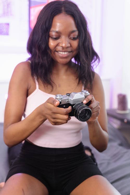 Photos gratuites de appareil photo, débardeur, femme afro-américaine