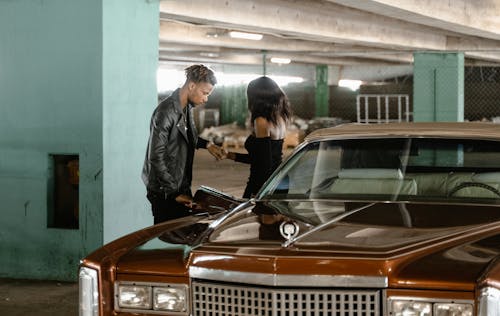 Couple stylé près d’une voiture classique