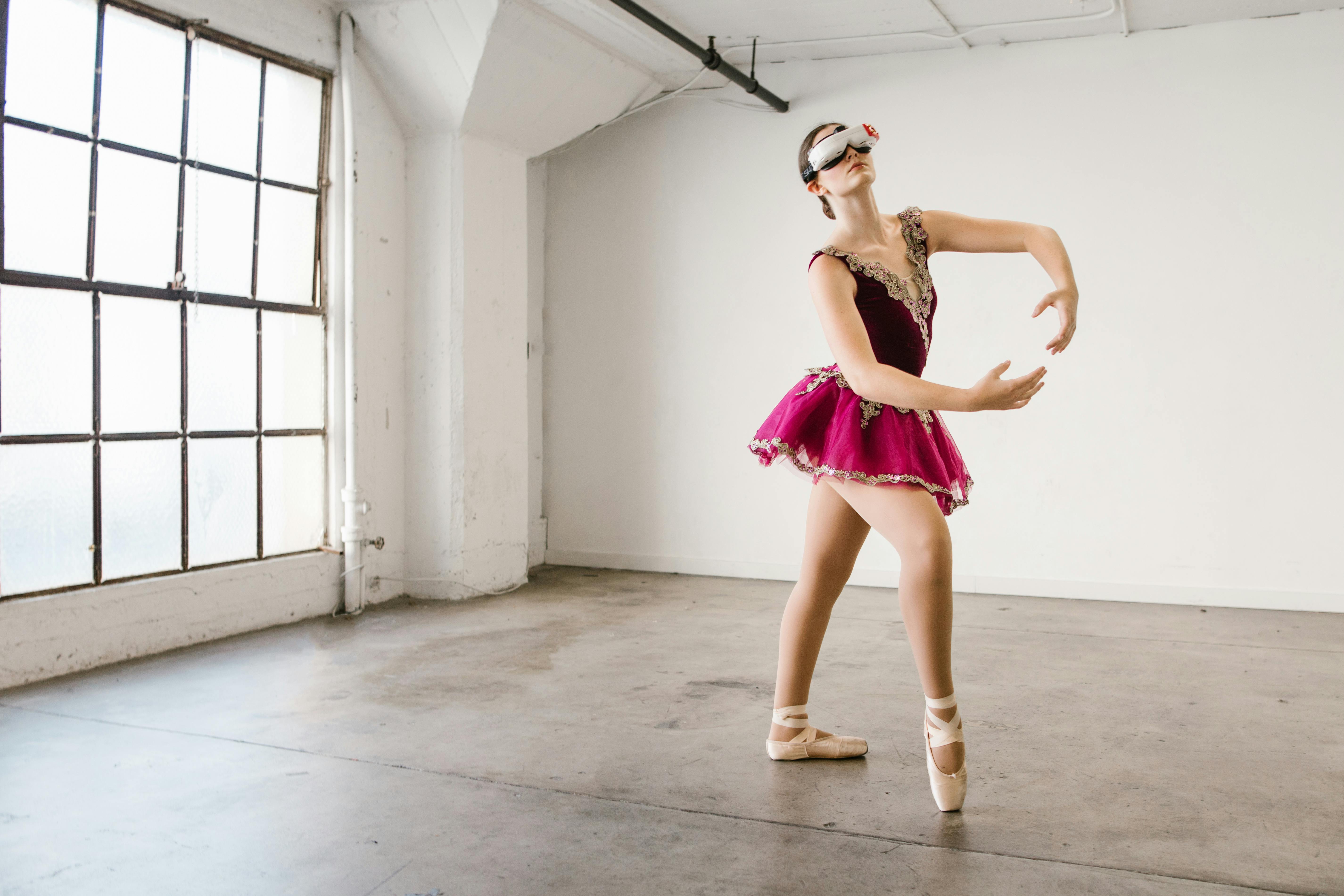 Specialisere hoppe Ved daggry Gratis lagerfoto af ballerina, ballet klasse, ballet sko, futuristisk,  håndbevægelse, iført, kostume, kvinde, positur, teknologi, virtual reality  briller, virtual reality headset